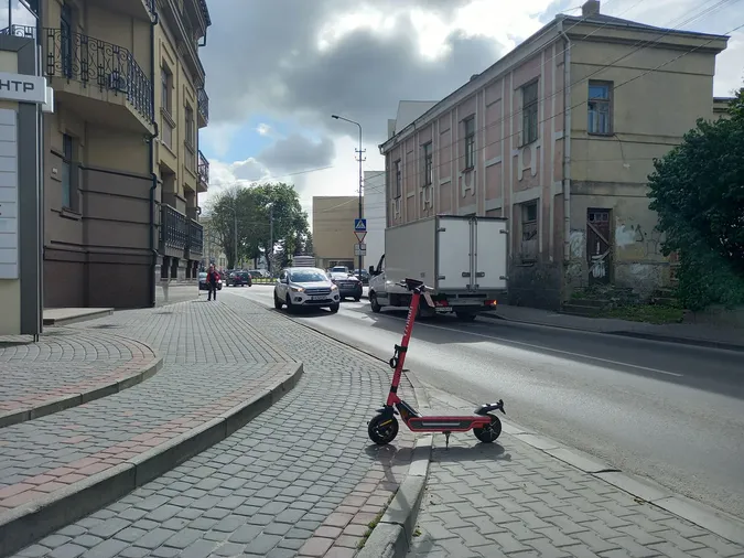 Користувачі луцьких самокатів не відповідатимуть за хамське паркування