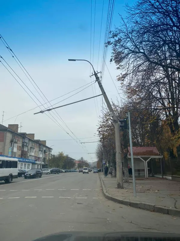 У Луцьку на Грушевського похилилася електроопора (фото)