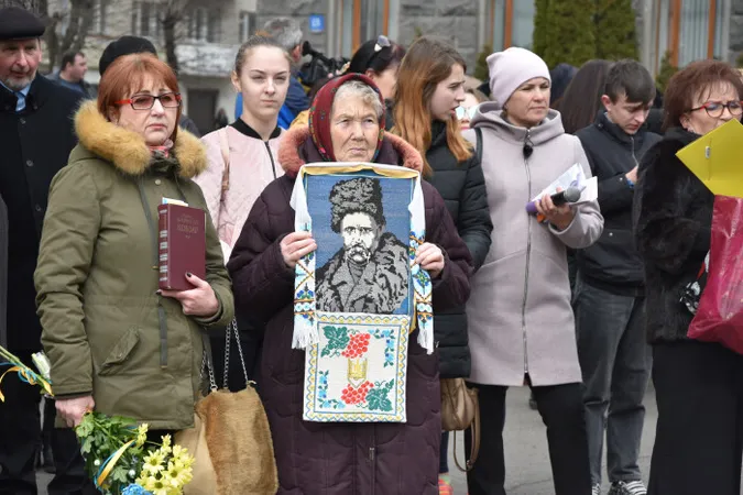 У центрі міста лучани читали вірші Шевченка (фото)