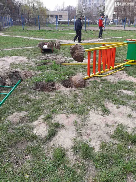 Скандал у Луцьку: на Молоді знесли дитмайданчик, який встановили восени (фото, відео)