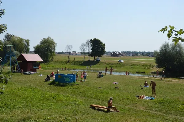 На центральному пляжі і у будній день людно