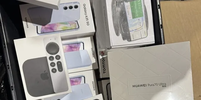 Apple, Samsung та Huawei: через «Ягодин» тишком везли гаджетів на понад мільйон (фото)