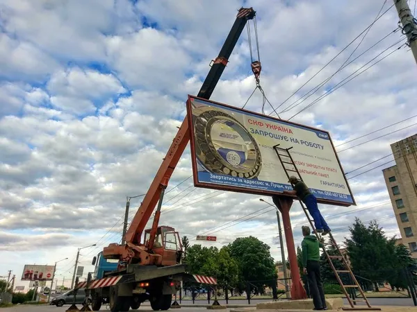 У Луцьку вітер ледь не зніс білборд (фото)