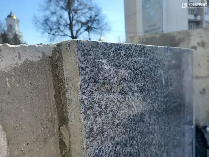 Новий фонтан у центрі Луцька обклеюють чорним гранітом (фото)