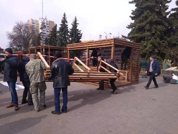 На Театральному майдані Луцька до виставки готуються лісівники