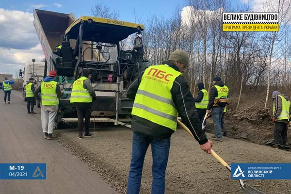 Цілодобово і без вихідних: на Волині ремонтують автошлях М-19 (фото)