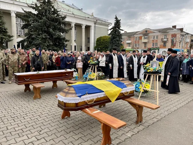У Нововолинську попрощались з двома Героями (фото)