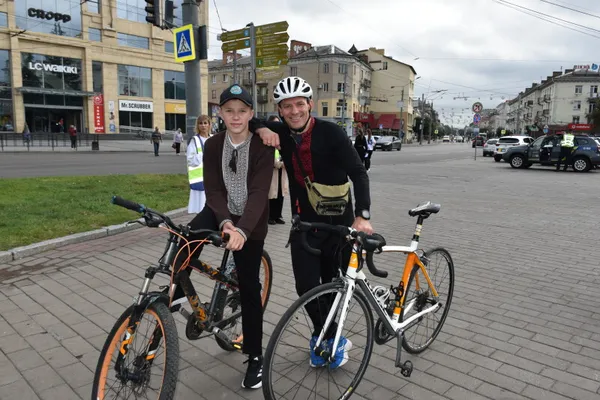 У вишиванках і з прапорами: у Луцьку відбувся традиційний велопробіг до Дня міста (фото)