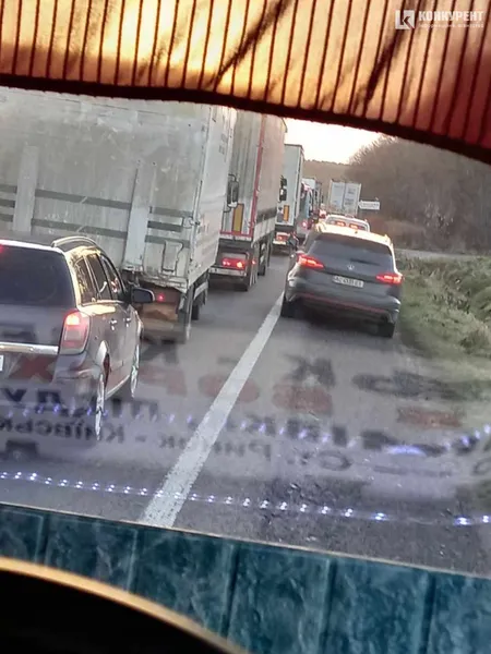 Під Луцьком заблокували дорогу на в'їзд: кожну автівку перевіряють з собаками (оновлено)