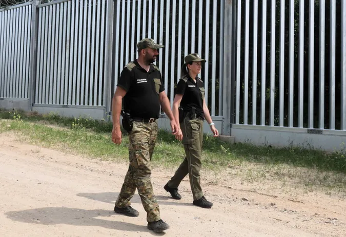 Білоруси руйнують паркани на польському кордоні