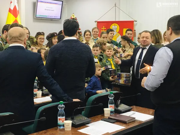 У Луцьку міську раду принесли Вифлеємський вогонь миру (фото)