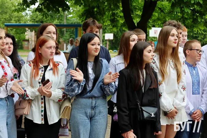 У Нововолинську для учнів пролунав останній дзвоник (фото)