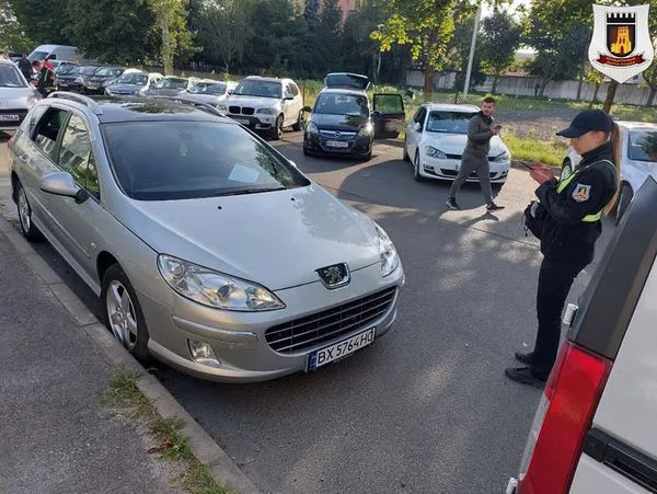 У Луцьку мунвартівці «ганяли» паркохамів біля авторинку (фото, відео)