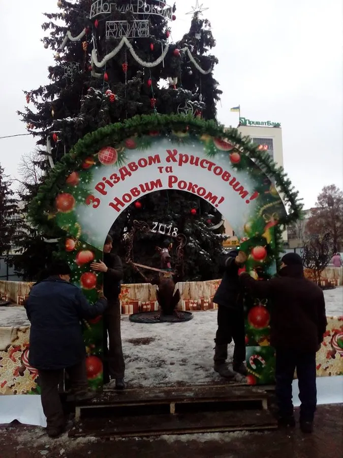 Біля головної ялинки Луцька облаштовують дитяче містечко (фото)