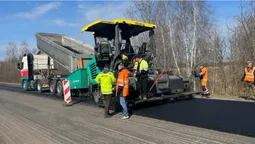На Волині ремонтують дороги: за тиждень «залатали» тисячі квадратів ям (фото)