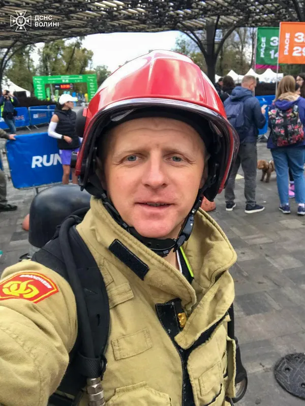 Волинський рятувальник пробіг марафон у бойовому спорядженні вагою 20 кілограмів