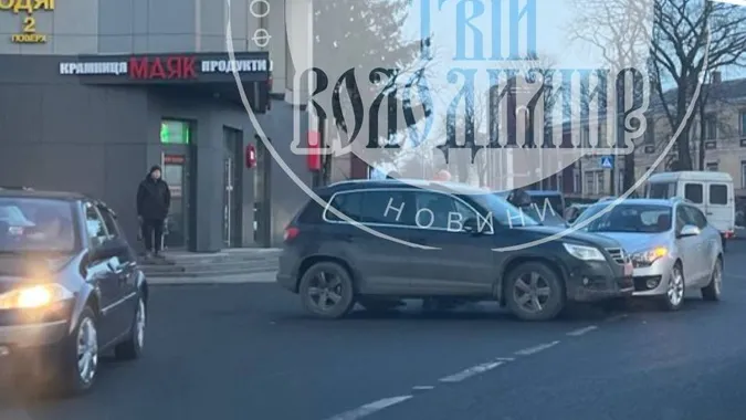 У Володимирі зіштовхнулися два легковики (фото)