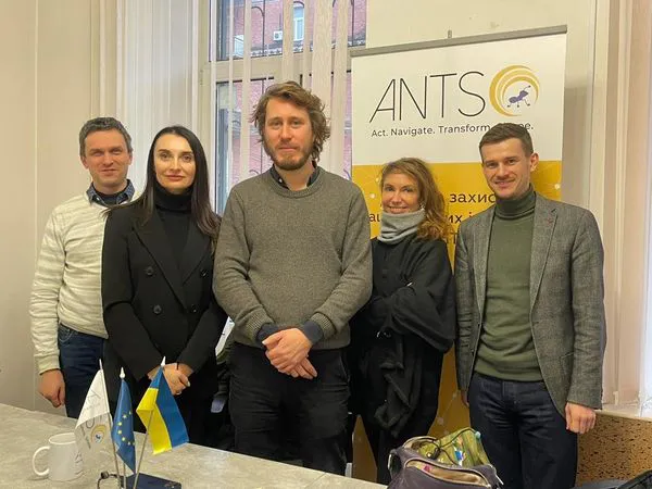 «Світло під час зими»: для обігріву школи громаді на Волині передали генератор