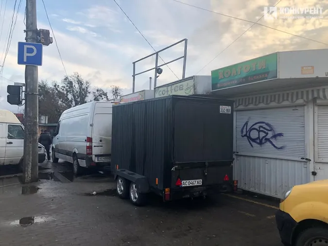 Підприємці забарикадували автомобілями Старий ринок у Луцьку (фото, відео)