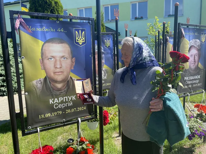 На Волині родині загиблого воїна Сергія Карпука вручили орден «За мужність» (фото)