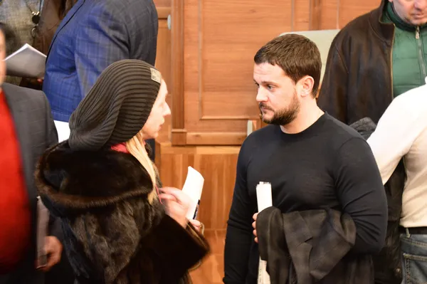 Після завершення сесії, вдалося поспостерігати таку цікаву картину: експресивна активістка пані Марущак чи Марищак (точно не пам'ятаю) та права рука Ігоря Палиці Олександр Товстенюк...