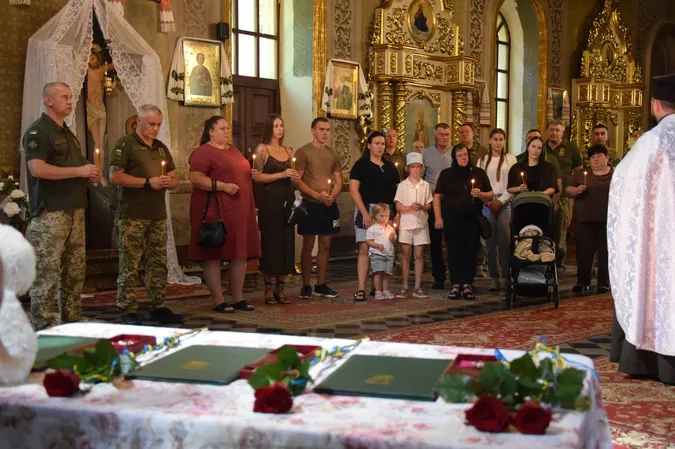 На Волині родинам загиблих прикордонників вручили посмертні нагороди їхніх героїв (фото)