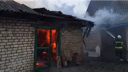 На Волині від удару блискавки загорілася будівля (фото)