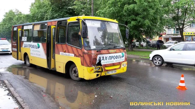 Рахував гроші: у Луцьку маршрутка врізалася в авто (фото)