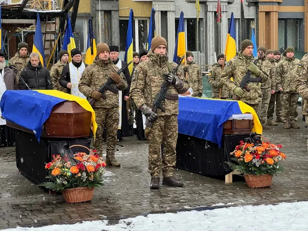 Навіки 20 та 48: у Ковелі попрощалися з двома загиблими Героями (фото)