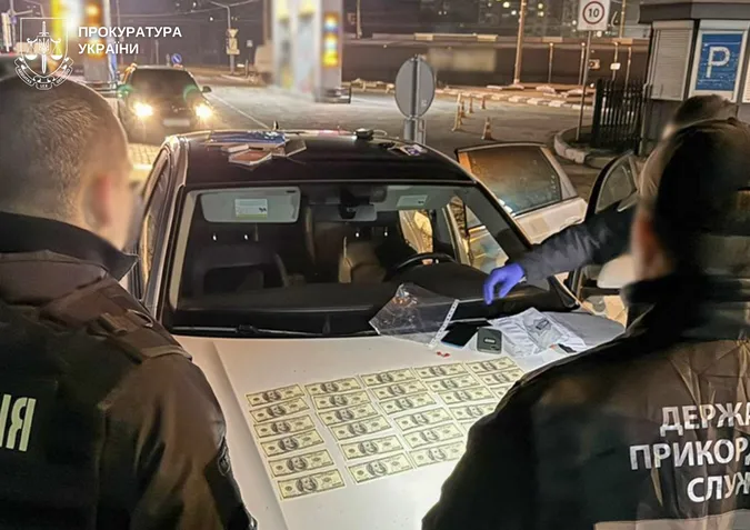 У Луцьку затримали «рішалу», який за 10 тисяч доларів обіцяв вивезти ухилянта до Польщі