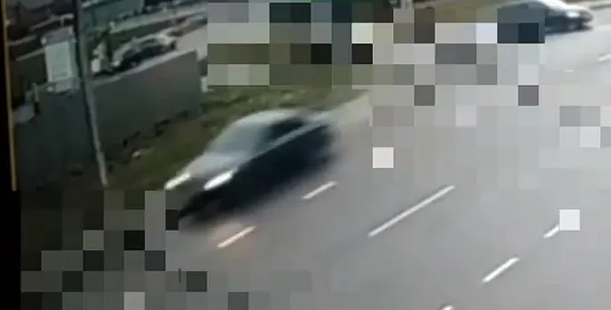 У Луцьку BMW на швидкості «потерлася» об паркан на тротуарі (відео)