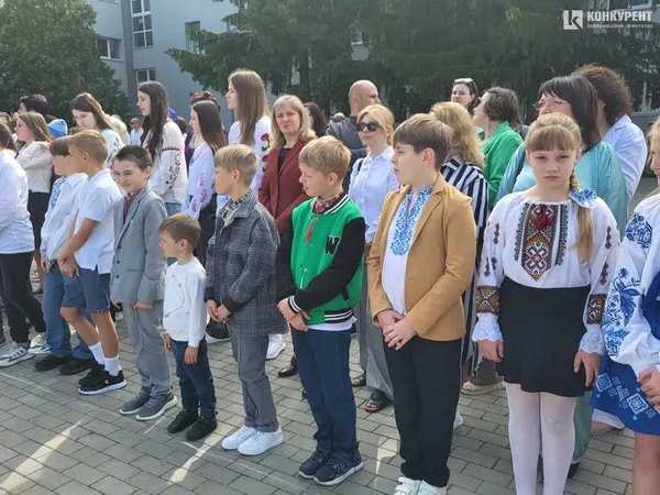 «Бо ми – люди-титани»: як у Луцькому ліцеї №10 танцювали випускний вальс (фото, відео)