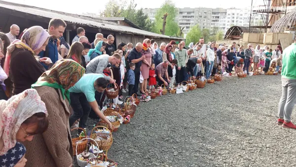 Як у луцьких храмах освячують паски (фото)