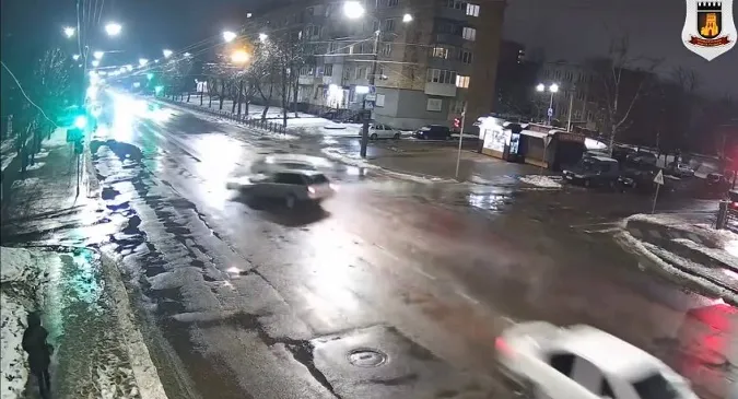 У Луцьку на Відродження Volkswagen не пропустив Audi – останню зупинило дерево (відео з камер)