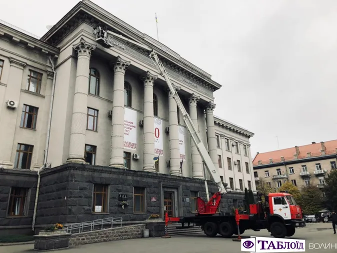 На головному корпусі ВНУ змінюють вивіску (фото)