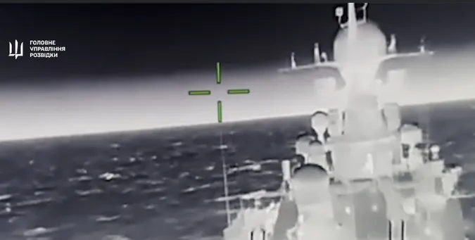 Воїни ГУР вдарили в Азовському морі по ракетному кораблю РФ – носію «Калібрів» (відео)
