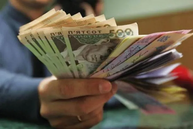 Середня зарплата в Україні за рік зросла майже на 38 %