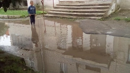 Ні пройти, ні проїхати: луцький двір перетворився на озеро (фото)