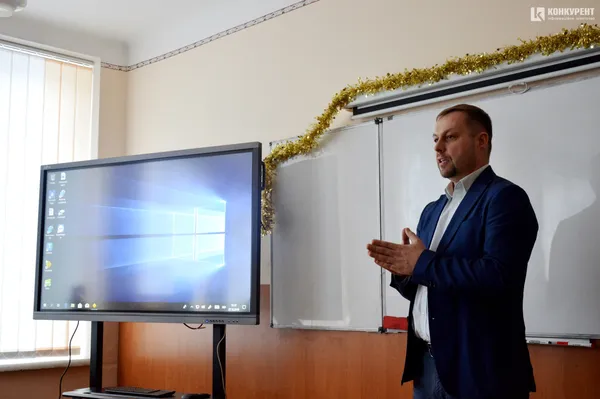 MultiBoard у подарунок: дві луцькі гімназії отримали від депутата інтерактивні панелі (фото)