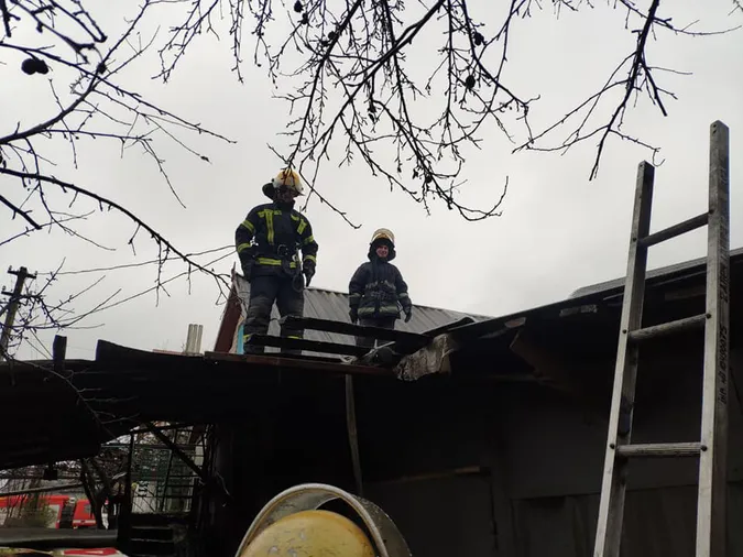 У Луцьку пожежники винесли газовий балон з гаража, який загорівся