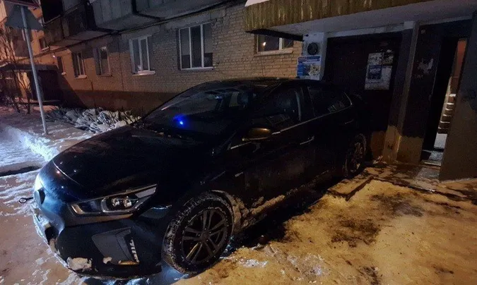 Запаркувався по-багатому: у Луцьку авто вліпили прямо перед дверима під'їзду
