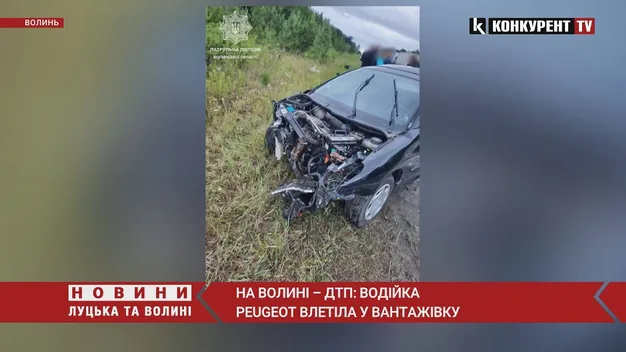 На «Варшавці» жінка на «пежо» протаранила припарковану фуру (фото, відео)
