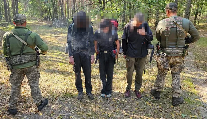 Добре підготувалися: на Волині затримали трьох молодиків, які йшли до Польщі (фото)