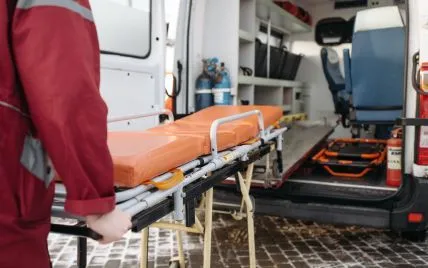 Везли на кремацію: чоловік «ожив», коли машина наїхала на вибоїну
