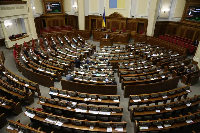 Депутатів за прогули хочуть карати громадськими роботами