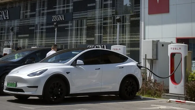 Tesla відкликає понад 120 тисяч автомобілів через можливі проблеми з дверима