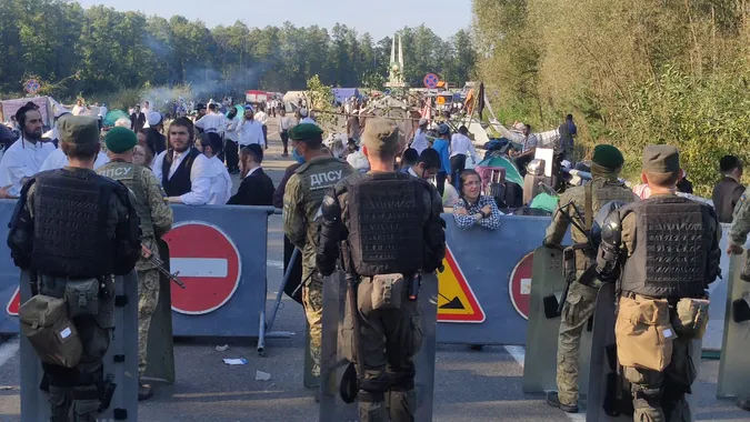 «Нові Яриловичі»: майже половина хасидів повернулася в Білорусь