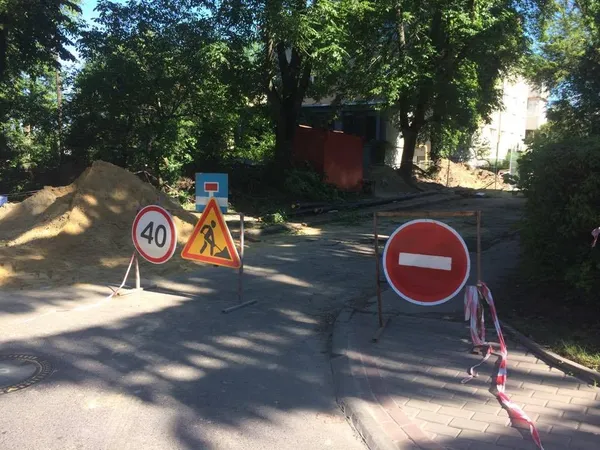 Поворот з Шевченка на вулицю Прогресу. Там теж виконують роботи