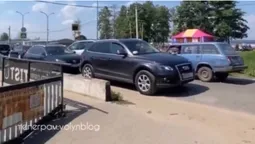 Ніде яблуку впасти: на Світязі – величезна автотягучка (відео)