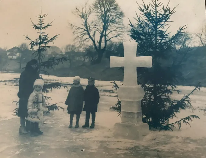 Рожеві хрести з льоду й штовханина за воду: як на Волині відзначали Йордан сто років тому